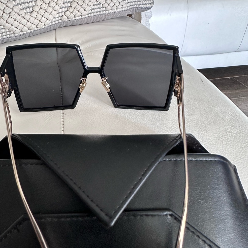 Dior  Montaigne sunglasses barely use one scratch that cannot be seen.